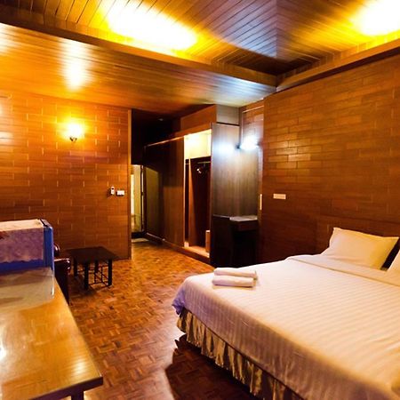 Eight Plus Hotel Bangkok Bagian luar foto