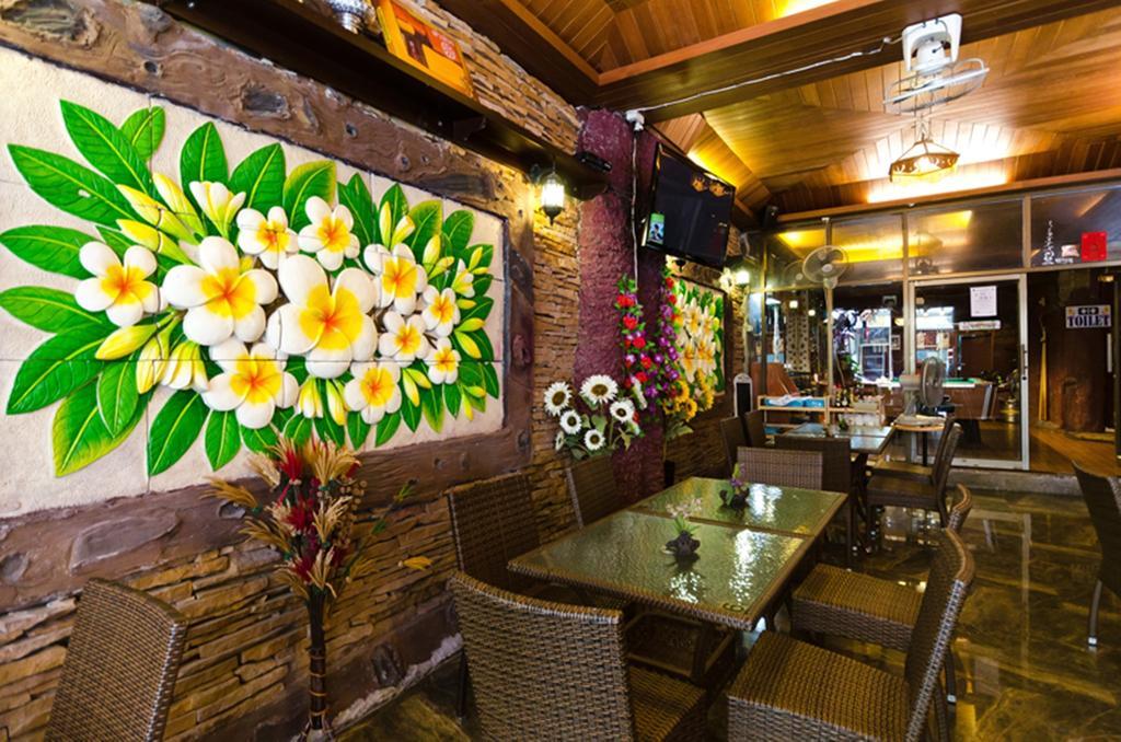 Eight Plus Hotel Bangkok Bagian luar foto